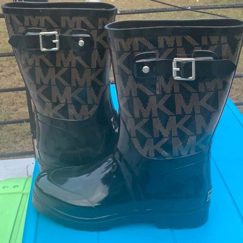 In style rain boot